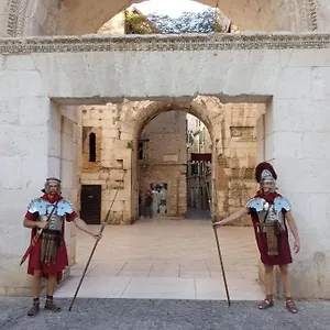 3m Golden Gate , Split Croacia